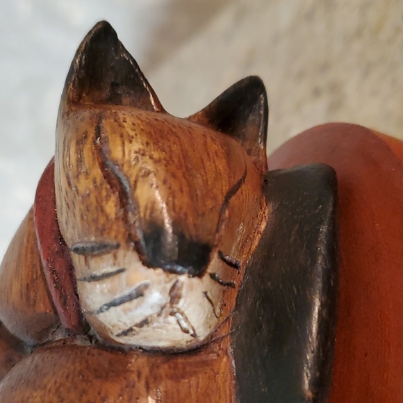 Hand carved wooden sleeping cat box - Picture 10 of 12